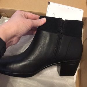 🌺🌺JUST REDUCED🌺🌺Black heeled booties